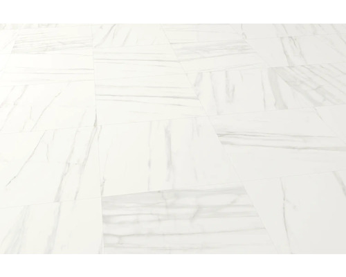 Pokládka podlahových dlaždic s mramorovým vzhledem.