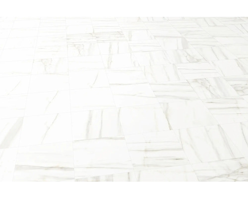 Položené podlahové dlaždice s mramorovým vzhledem