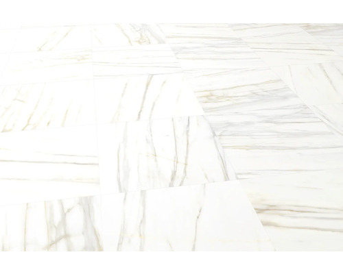 Položená podlaha z mramorových dlaždic.