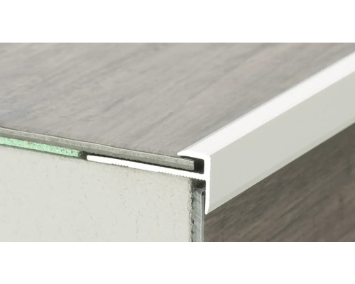 Detail schodišťové hrany s profilem