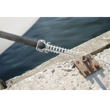 Lodní lano s pružinou připevněné k molu