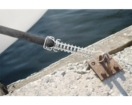 Lodní lano s pružinou připevněné k molu