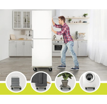 Muž tlačí ledničku na nábytkovém kolečku ve světlé kuchyni. Příklady použití s pračkou, rostlinami a židlemi.