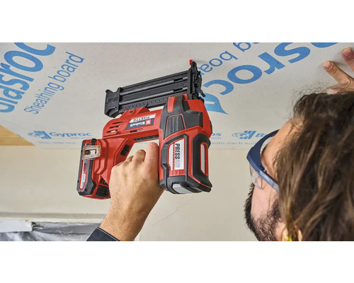 Akumulátorová hřebíkovačka Einhell v provozu na sádrokartonové desce