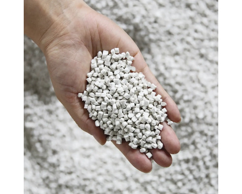 Ruka drží dlažební štěrk