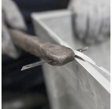 Aplikace těsnicího materiálu na okenní rám pomocí nástroje