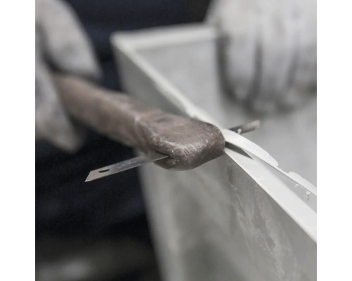 Aplikace těsnicího materiálu na okenní rám pomocí nástroje