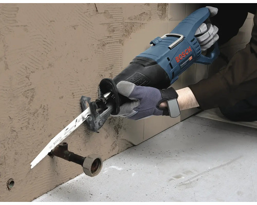 Vrtací stroj prořízne trubku