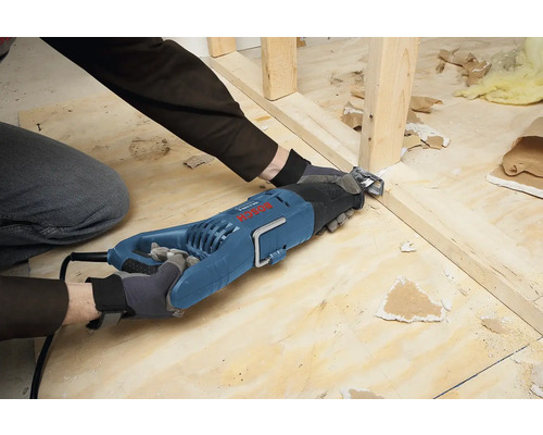 Osoba používá ocasku Bosch k práci na dřevěném rámu.