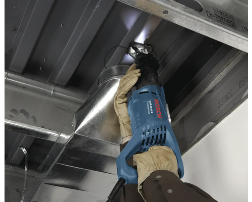 Přímočará pila řeže kus kovu.