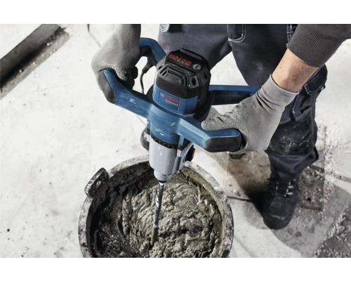 Maltézský mixér míchá maltu ve vědru