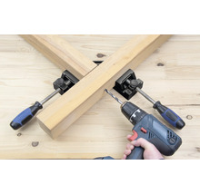 Obrobek je upevněn pomocí rohového svěrky a opracován akumulátorovým šroubovákem.