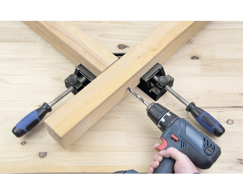 Obrobek je upevněn pomocí rohového svěrky a opracován akumulátorovým šroubovákem.