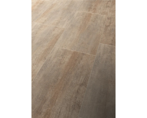 Položené podlahové dlaždice v interiéru