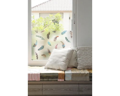 Okno s okenní fólií s motivem peří a sedákem