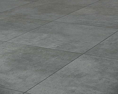 Detail šedých podlahových dlaždic s matným povrchem a lineárním vzorem spár