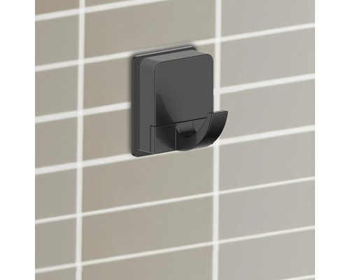 Černý háček na župan pro montáž na stěnu