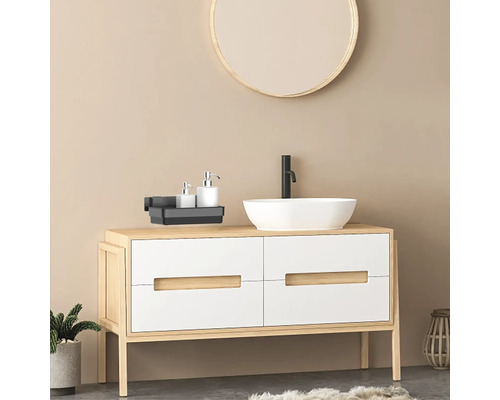 Koupelna s umyvadlem, zrcadlem a úložným prostorem pro koupelnové doplňky