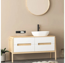 Koupelna s umyvadlovou skříňkou, umyvadlem na desku a kulatým zrcadlem