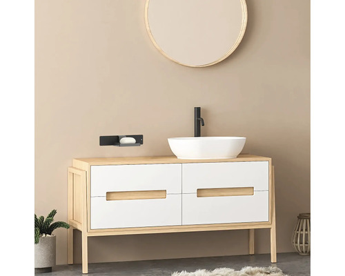 Koupelna s umyvadlovou skříňkou, umyvadlem na desku a kulatým zrcadlem