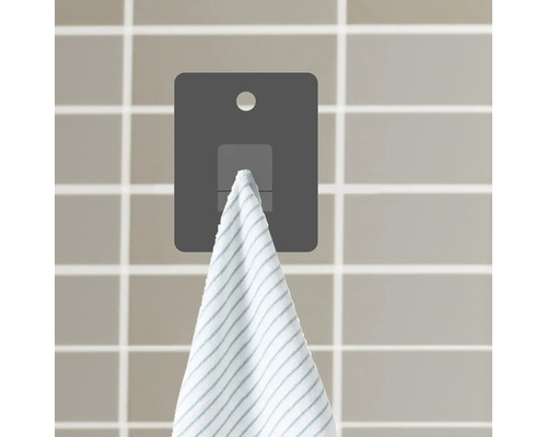 Držák na ručníky s ručníkem na zdi