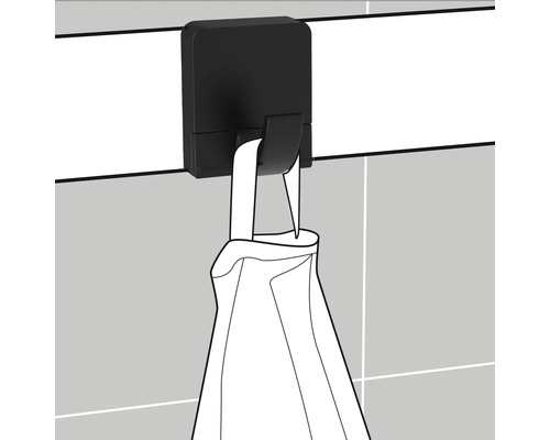 Držák na ručníky s ručníkem na obložené stěně