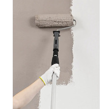 Malování zdi válečkem a teleskopickou tyčí