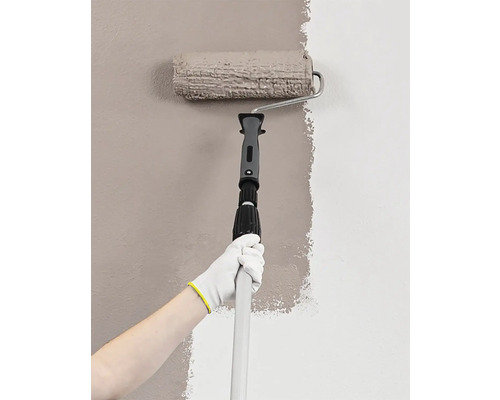 Malování zdi válečkem a teleskopickou tyčí