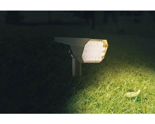 Zahradní reflektor pro venkovní osvětlení na trávníku