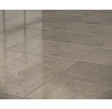 Pohled na podlahu s obdélníkovými keramickými dlaždicemi