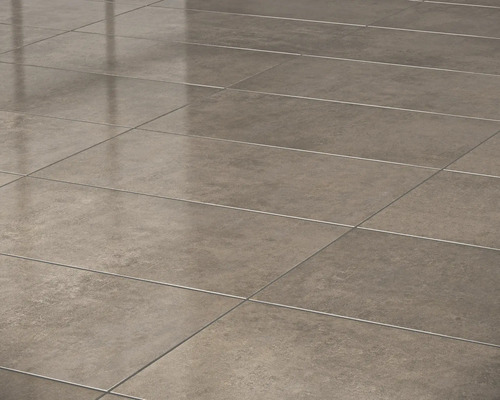 Pohled na podlahu s obdélníkovými keramickými dlaždicemi