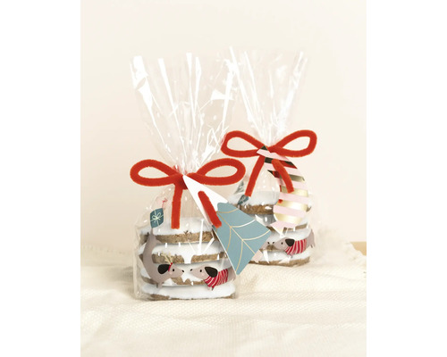 Dva sáčky vánočního cukroví, zdobené motivy jezevčíka a červenou stuhou