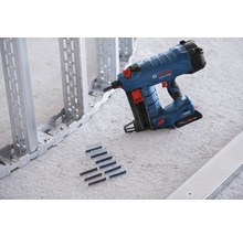 Akumulátorová nastřelovací pistole s hřeby a kovovou rámovou konstrukcí