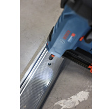 Logo společnosti Bosch. Nýtovací pistole upevňuje kovový profil.