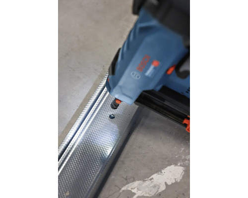 Logo společnosti Bosch. Nýtovací pistole upevňuje kovový profil.