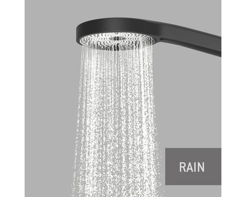 Černá sprchová hlavice s vodou v dešťovém režimu