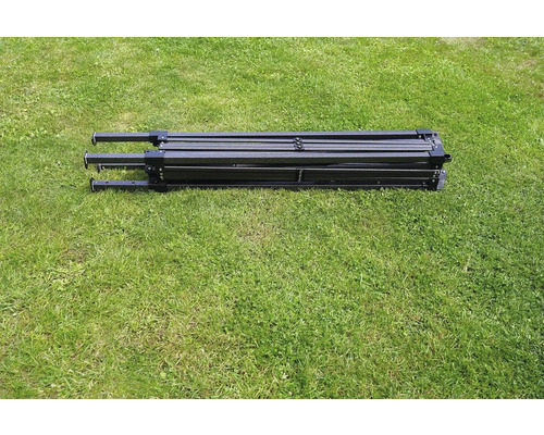 Složený skládací stan na trávníku