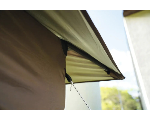 Detailní pohled na textilní sluneční clonu pro venkovní použití