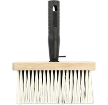 Štětec s dřevěným tělem a plastovou rukojetí