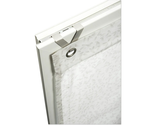 Detail okna proti hmyzu s rámem a upevňovací sponou.