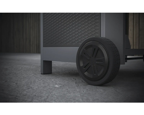 Detailní záběr transportního vozíku s kolečkem