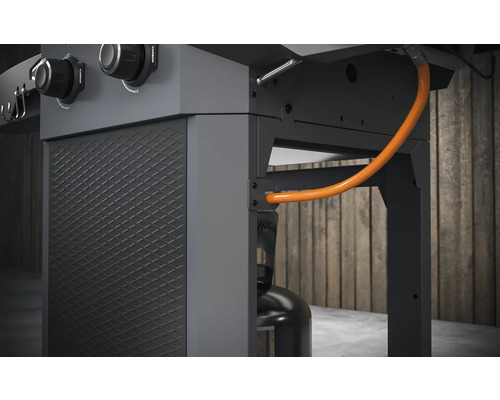 Detail plynového grilu s plynovou lahví a hadicí