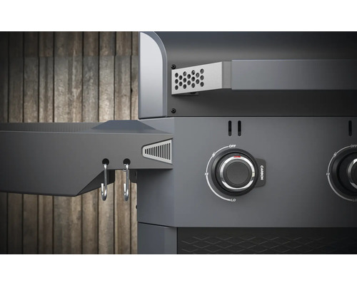 Detail plynového grilu s ovládacími knoflíky a odkládací plochou