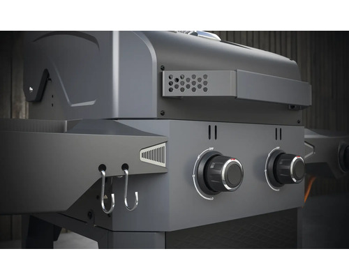 Detail plynového grilu s otočnými ovladači a háčky