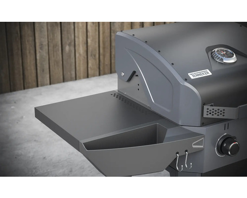 Detail plynového grilu Tenneker s odkládací plochou a háčky