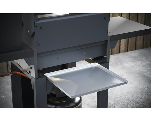 Detail plynového grilu s boční policí