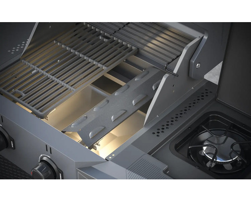 Vnitřní pohled na gril s roštem a hořákem