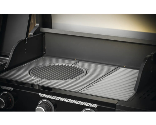 Detailní pohled na gril s grilovacím roštem