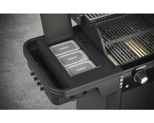 Detailní pohled na plynový gril se třemi nerezovými miskami