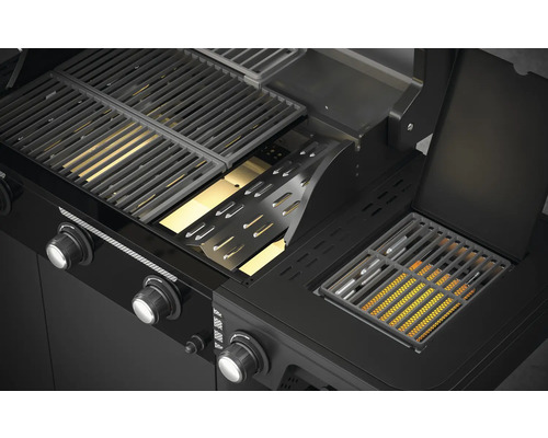 Detailní pohled na plynový gril s grilovacím roštem a ovládacími prvky